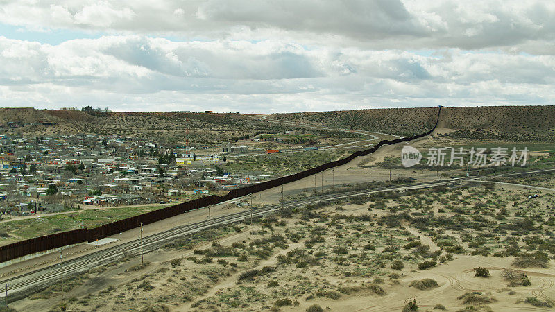 埃尔帕索附近美国/墨西哥边境墙两边的铁路和公路